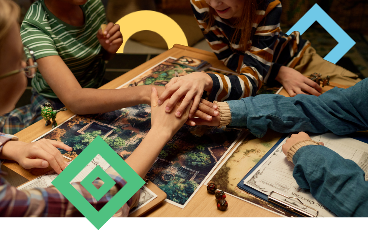 mani di ragazzo che tengono 4 ravanelli